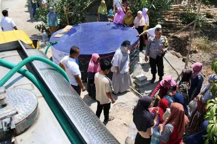 Bantuan air bersih dari perhotelan di Solo untuk warga di Desa Krendowahono (Istinewa)