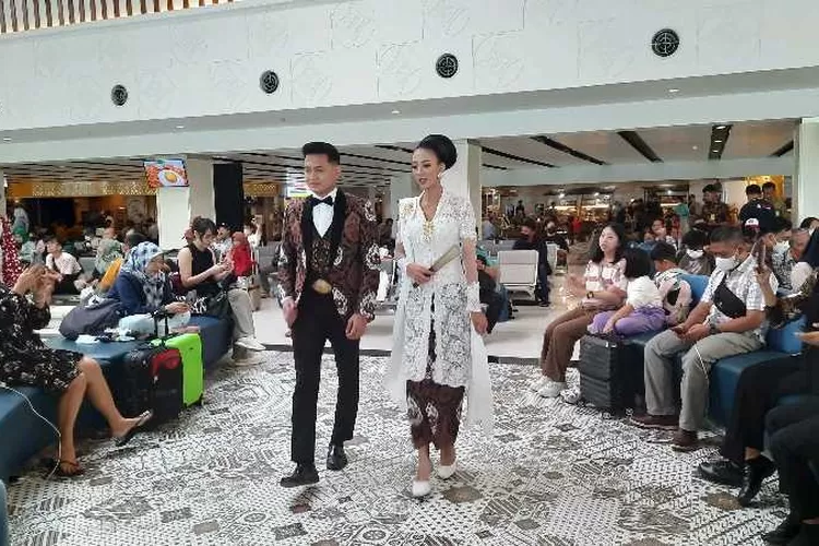 Model memeragakan busana batik di Terminal Keberangkatan Domestik Bandara Adi Soemarmo Solo (Endang Kusumastuti)