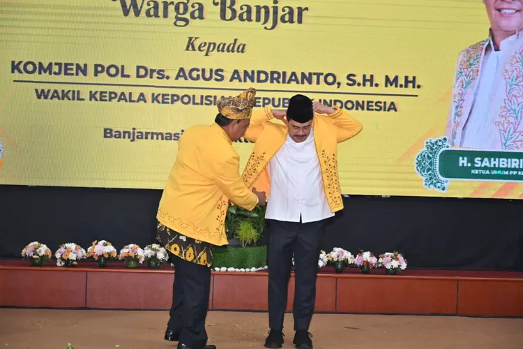 Wakapolri Komjen Pol Drs. Agus Andrianto, S.H., M.H., diangkat sebagai warga kehormatan Kerukunan Bubuhan Banjar (KBB) di Mahligai Pancasila Banjarmasin . (istimewa )