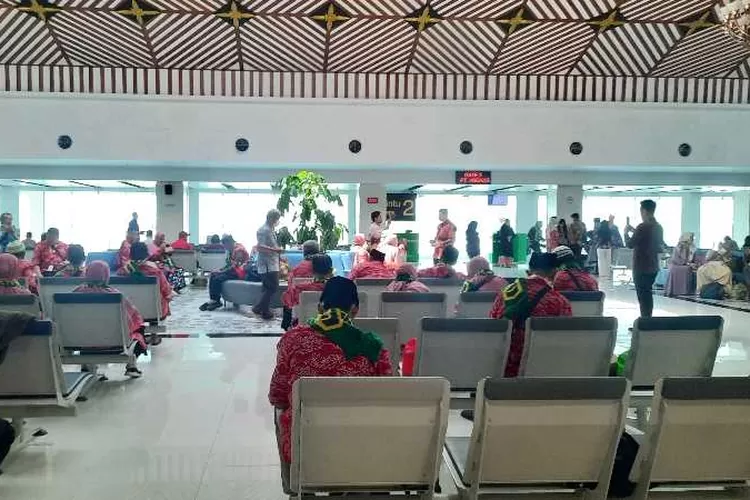 Jemaah umrah saat memunggu penerbangan di ruang tunggu Bandara Adi Soemarmo Solo (Endang Kusumastuti)