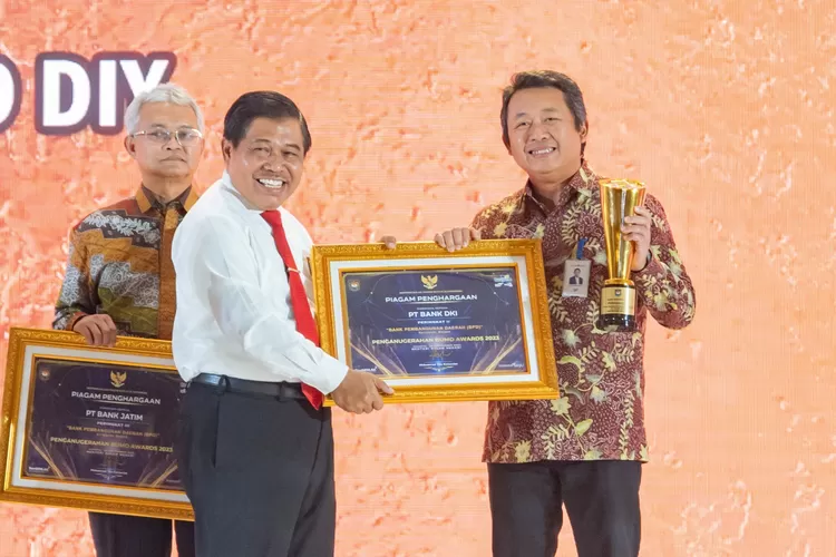 Plt Dirut Bank DKI  Amirul  Wicaksono (Kanan) menerima penghargaan BPD terbaik  2023 dari Kemendagri.