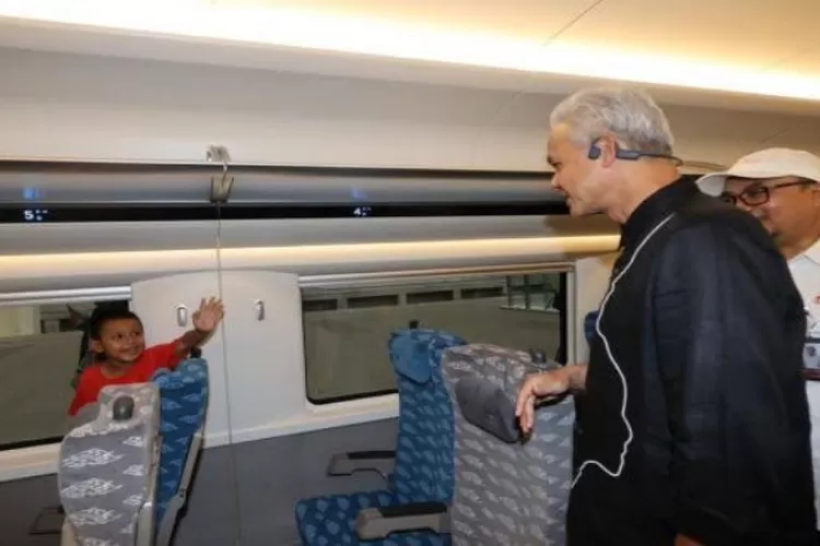 Ganjar Pranowo sedang naik Kereta Api dan berbincang dengan salah satu penumpang. (Istimewa )