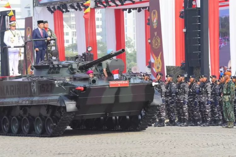 Presiden Jokowi didampingi Panglima TNI Marsekal Yudo Margono memeriksa pasukan pada Upacara HUT ke-78 TNI, di Lapangan Monas, Jakarta, Rabu (05/10/2023). (Foto: Humas Setkab) 