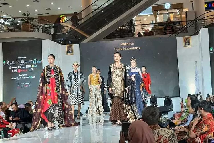 Model membawakan desain busana batik di pembukaan Adikarya Batik Nusantara (Endang Kusumastuti)