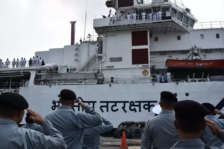 Bakamla RI melepas kepulangan Indian Coast Guard Ship (ICGS) Samudra Prahari ke negara asalnya, setelah empat hari sandar di Jakarta International Container Terminal (JICT) 2. Foto: Humas Bakamla RI