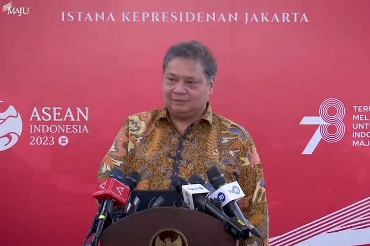 Menko Perekonomian Airlangga Hartarto memberikan keterangan pers usai Rapat Terbatas terkait Perkembangan PSN di Istana Merdeka, Kamis (5/10/2023) (ekon.go.id)