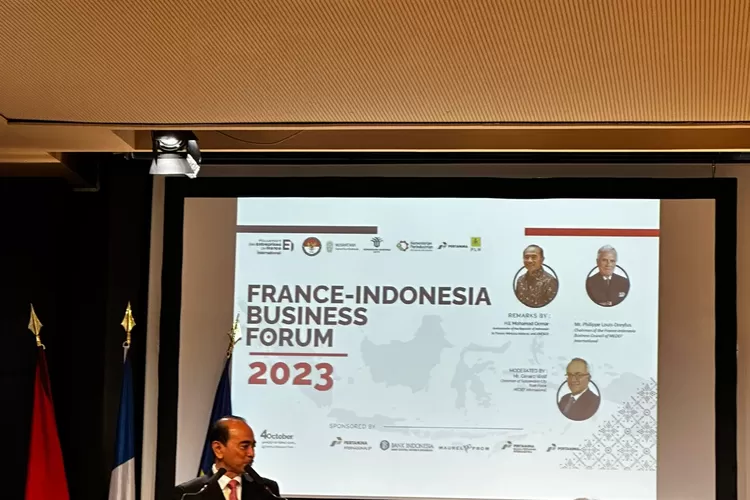 Dubes RI untuk Prancis Mohammad Oemar tengah prosentase terkait Program-program Prioritas Pemerintah, dalam Forum Bisnis Indonesia-Prancis 2023  (istimewa )