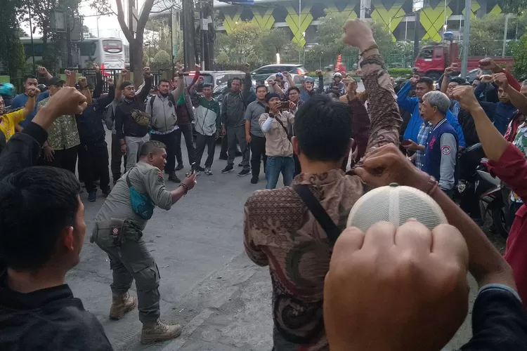 Aksi protes TKK di depan gedung Disnaker Kota Bekasi meminta kejelasan payung hukum PJLP karena dianggap Bertentangan dengan UU ASN 2023, Kamis (5/10/2023). (FOTO: Dok/Suarakarya.id)