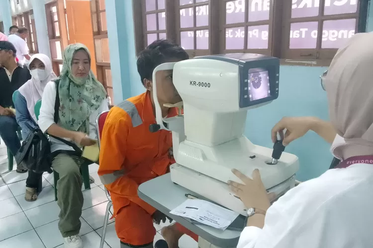 Antusiasme warga di Alacara pemeriksaan refraksi mata gratis dan pembagian kacamata di Kelurahan Papanggo, Kecamatan Tanjung Priok, Jakarta Utara, Jumat (6/10/2023). (FOTO: Dharma/Suarakarya.id)