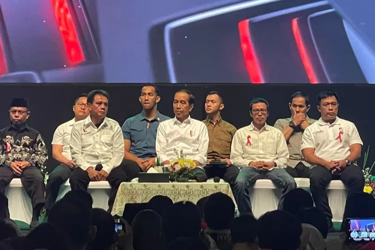 Presiden Jokowi di tengah relawan (Ist)