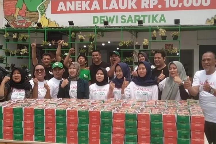 Warung Makan Sambal Bu Nik membuat gebrakan baru dengan merilis Program Gerakan Berbagi 10.000 Nasi Box untuk Indonesia yang kick off-nya dilakukan di depan Warung Makan Sambal Bu Nik di cabang Dewi Sartika-Otista, Cawang, Jakarta  (AG Sofyan )