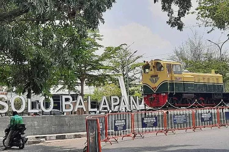 Monumen Lokomotif di Stasiun Solo Balapan  (Endang Kusumastuti)