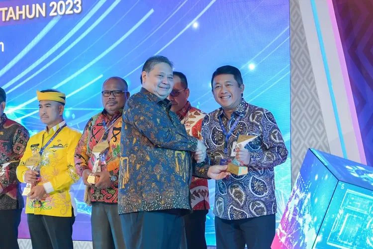 Penyerahan penghargaan untuk Bank DKI  sebagai   BPD Terbaik  bersama 15 Pemda pendukung Digitalisasi Daerah,  Sabtu (7/19/2023). 