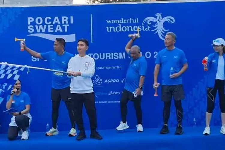Wali Kota Solo Gibran Rakabuming Raka melepas peserta Pocari Sweat Sport (Run) Tourism di Ngarsopuro Solo (Endang Kusumastuti)