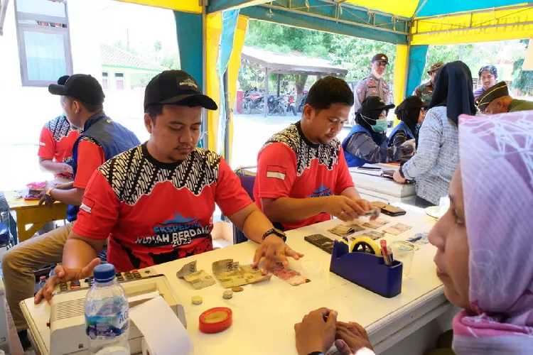 Tim Ekspedisi Rupiah Berdaulat saat melayani masyarakat di Pulau Terluar