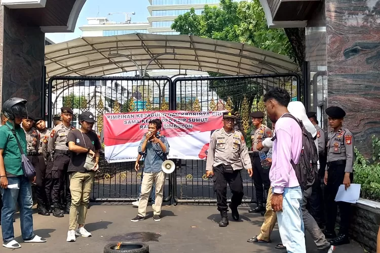Demo Mahasiswa di Kejaksaan Agung desak Jaksa Agung proses Mantan Bupati Samosir  (Sadono )