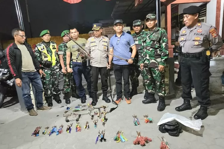 Polresta Mataram menerima penyerahan senjata rakita warga Karang Taliwang. (Suara Karya/Istimewa)