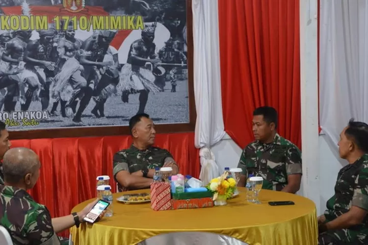 Komandan Kodim 1710/Mimika Letkol Inf Dedy Dwi Cahyadi menyambut kedatangan Danpussenif Letjen TNI Anton Nugroho. Foto: Pen Kodim 1710/Mimika