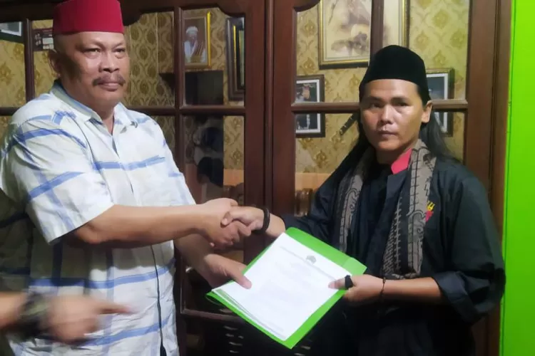 Penyerahan SK Ormas Jajaka Nusantara DPD Kabupaten Bekasi oleh Ketua Umum HK Damin Sada, kemarin. (FOTO: Humas Jajaka)