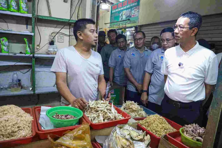 Pj Gubernur DKI Jakarta Heru Budi  Hartono meninjau  pasar  Pondok Bambu, Jakarta Timur, untuk memastikan  ketersediaan  bahan pokok dan keterjangkauan harganya .