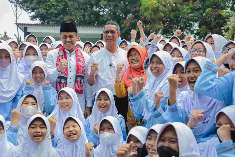 Pj Gubernur DKI Jakarta Heru Budi Harton foto bersama para siswa SMP N 193 Ujung Menteng, Jakarta Timur, bersama Wali Kota Jakarta Timur M Anwar para guru,Jumat (13/0/2023) uru di 