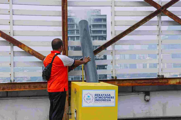 Salah satu unit Water Mist atau alat menyemprot air bersih untuk  mengurangi pencemaran udara di DKI Jakarta  di  pasang di 47 gedung pencakar langit 