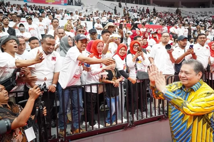 Ketua Umum Partai Golkar Airlangga Hartarto memberikan salam kepada relawan Pro Jokowi (Projo) (Ist)