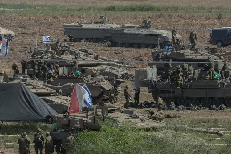 Tentara Israel terlihat di area pementasan dekat perbatasan selatan Israel dengan Gaza, Sabtu (14/10/2023) (Ist)