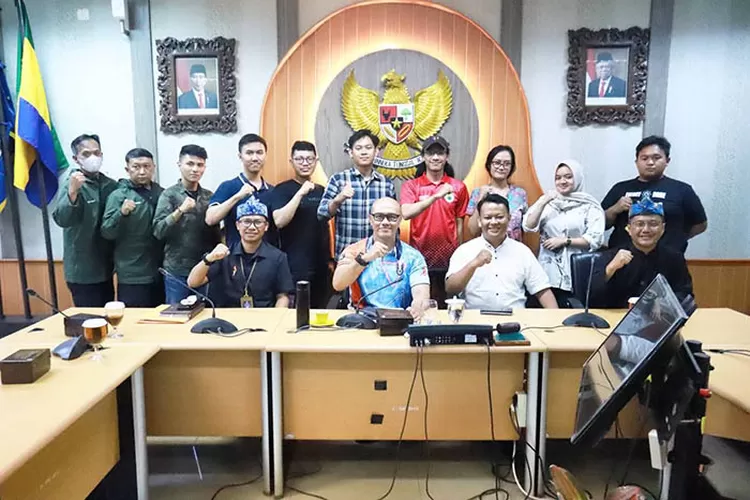 Wakil Ketua DPRD Kota Bandung Dr. H. Edwin Senjaya, S.E., M.M., menerima audiensi Pemuda Pengawas Kebijakan Publik, di Ruang Bamus DPRD, Kemarin ini. Dani/Humpro DPRD Kota Bandung.