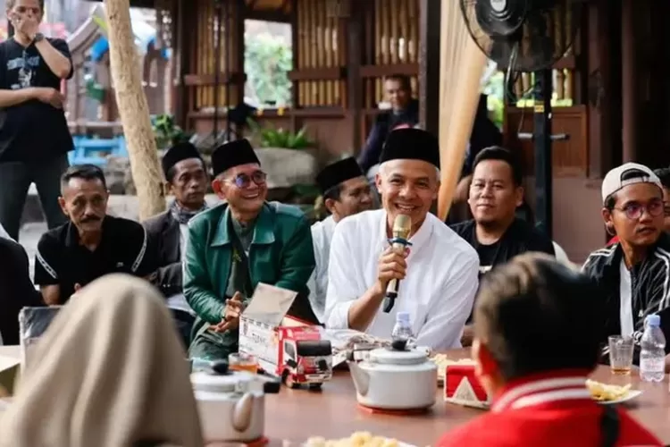 Ganjar Pranowo bersama Pengusaha Jawa dalam  makan siang bersama mereka di Ming Garden Surabaya .Jalan Mayjen HR. Muhammad No.19, Putat Gede, Kecamatan Sukomanunggal, Kota Surabaya. (istimewa )