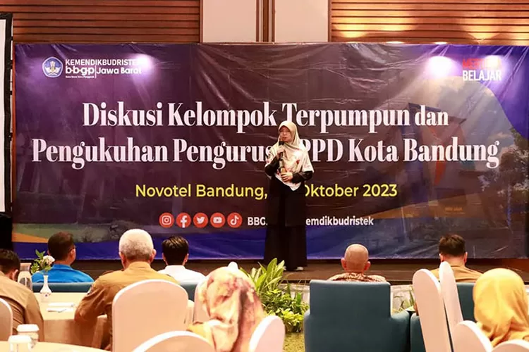 Anggota Komisi D DPRD Kota Bandung, Hj. Salmiah Rambe, S.Pd.I, M.Sos., menghadiri acara Diskusi Kelompok Terpumpun dan Pengukuhan Pengurus KPPD Kota Bandung, di Novotel Bandung, kemarin ini.