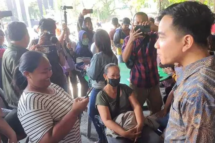 Wali Kota Solo Gibran Rakabuming Raka  menemui pendemo di Taman Sriwedari Solo (Endang Kusumastuti)