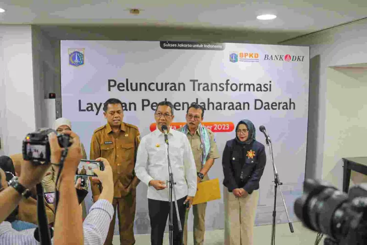 Pj Gubernur DKI Jakarta Heru Budi Hartono ( tengah) didampingi  para pejabat terkait meluncurkan SiMerak di Balai Agung DKI, Selasa (17/10/2023).