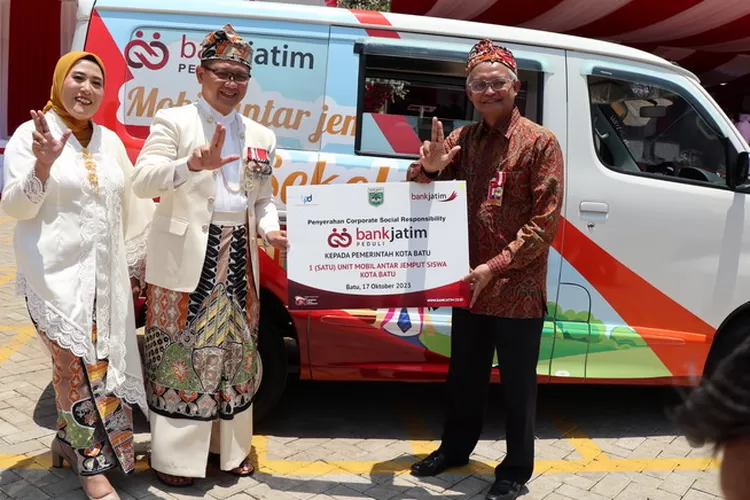 Bantuan CSR mobil antar jemput siswa SMP dari Bank Jatim saat diserahkan