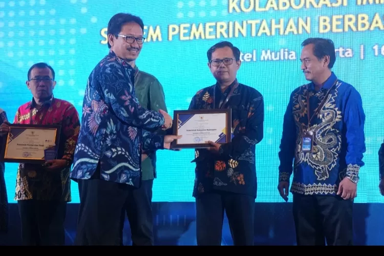 Pemkab Bojonegoro yang diwakili Sekdin Komunikasi dan Informatika Nanang Dwi Cahyono menerima penghargaan juara 3 nasional dari Kemenkominfo RI kategori Instansi Terbaik dalam Pemanfaatan Layanan Sistem Penghubung Layanan Pemerintah (SPLP) (AG Sofyan )