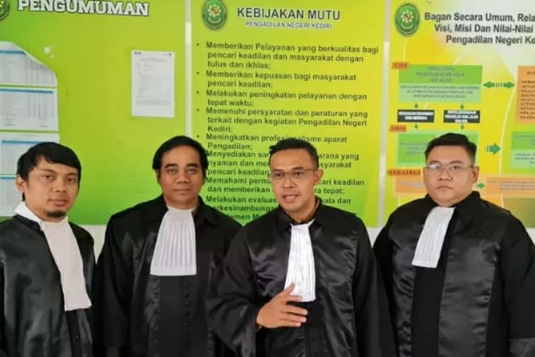 Advokat Yunus Adhi Prabowo ( kedua) dari kanan bersama tim kuasa hukum usai membacakan pembelaan di PN Kediri,  Rabu (18/10/2023).