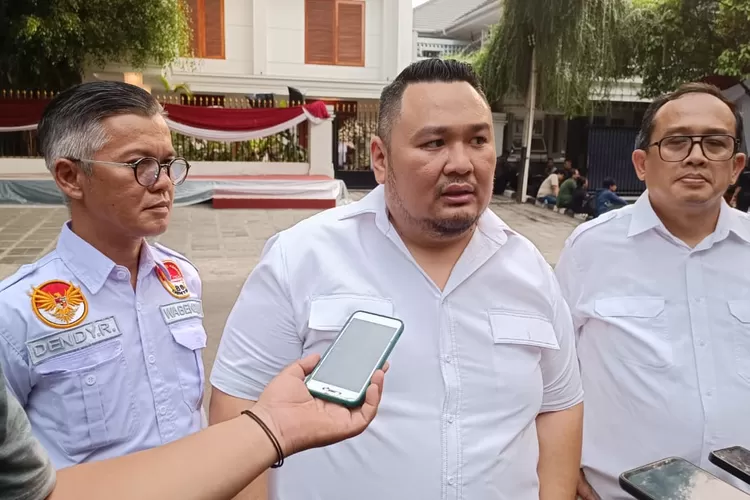 Ketua Umum B08C, Andrio Caesario mendatangi rumah Prabowo di Jalan Kertanegara Jaksel menyampaikan penilaian bahwa Erick Thohir lebih berpengalaman ketimbang Gibran. (istimewa )