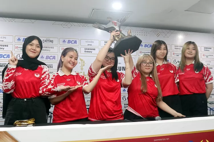 Tim putri Begitron Era mengangkat Piala kemenangan dan catat sejarah di ajang Piala Presiden Esports 2023.