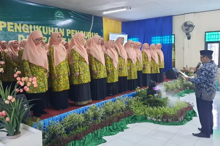 Kepala Kantor Kementerian Agama  Kota Sorong Lantik Pengurus KPWI 2023 - 2027 (suarakarya.id -    Yacob Nauly)