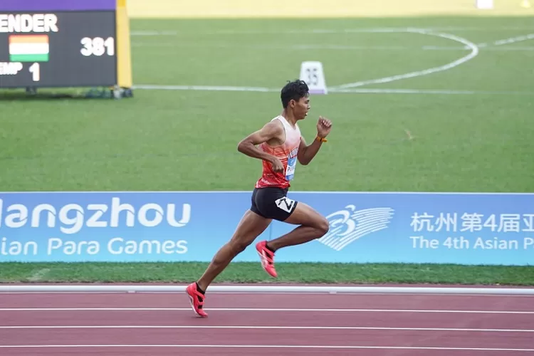Berlomba di Huanglong Sports Center Stadium, Senin (23/10/2023), Saptoyogo Purnomo menyentuh garis finis terdepan dengan catatan waktu 54,80 detik. (NPC Indonesia)