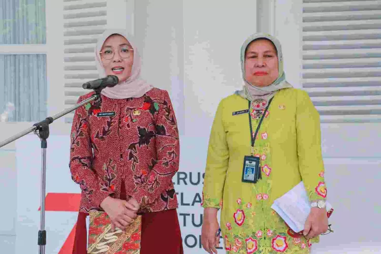 Ketua Satgas Pengendalian Pencemaran Udara DKI Jakarta  Ani Tuspitawati (kiri) menyampaikan  program  uji emisi masif di daerah penyangga Jakarta.
