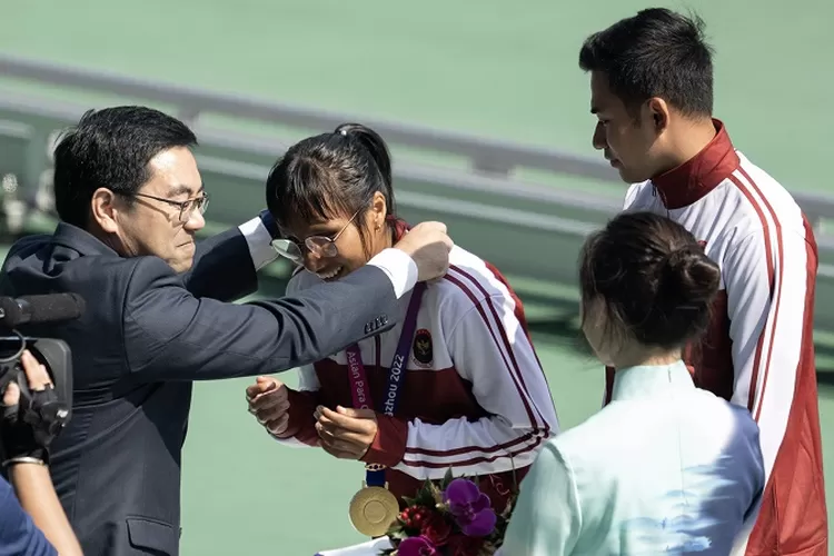 Ni Made Arianti Putri dalam upacara pengalungan medali nomor 100m T12 putri para atletik Asian Para Games Hangzhou 2022 di Huanglong Sports Center Stadium, Selasa (24/10/2023).  (Agung Wahyudi)