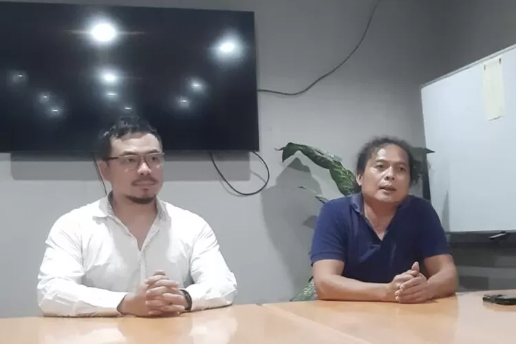 Korban penipuan Alexander Foe dan pengacaranya Deolipa Yumara memberikan preskonference di Balai Wartawan PMJ. (sadono )