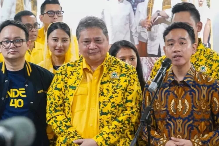 Ketua DPP Partai Golkar Airlangga Hartarto  ( tengah) memperkenalkan  Jerry Sambuaga (kiri) sebagai pemimpin muda u40. saat memperkenalkan Gibran Rakabuming Raka .