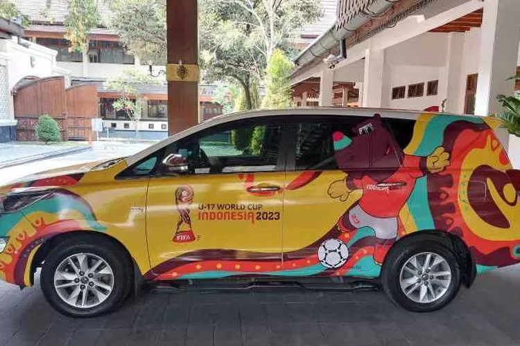 Menjelang Piala Dunia U-17 mobil dinas Wali Kota Solo berganti logo (Endang Kusumastuti)