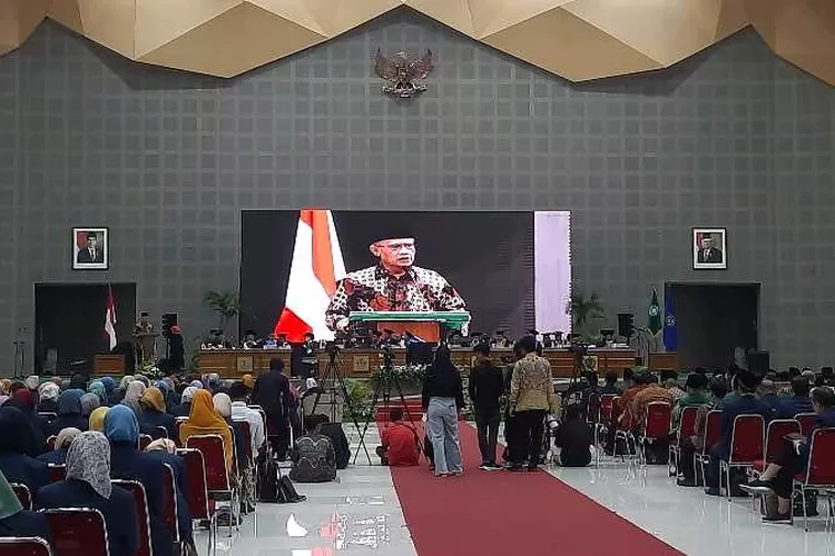 Ketua PP Muhammadiyah Haedar Nashir saat memberikan sambutan peringatan Milad ke-65 UMS (Endang Kusumastuti)