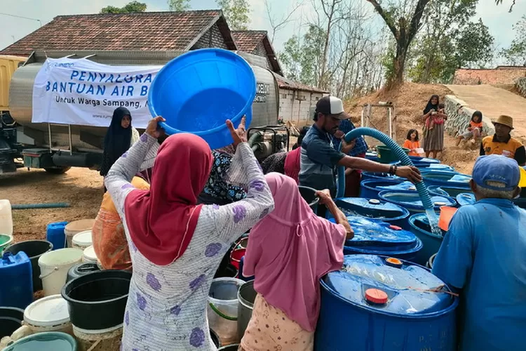 Warga korban kekeringan akibat kemarau panjang di Madura saat antri bantuan air bersih dari Pelindo Regional 3