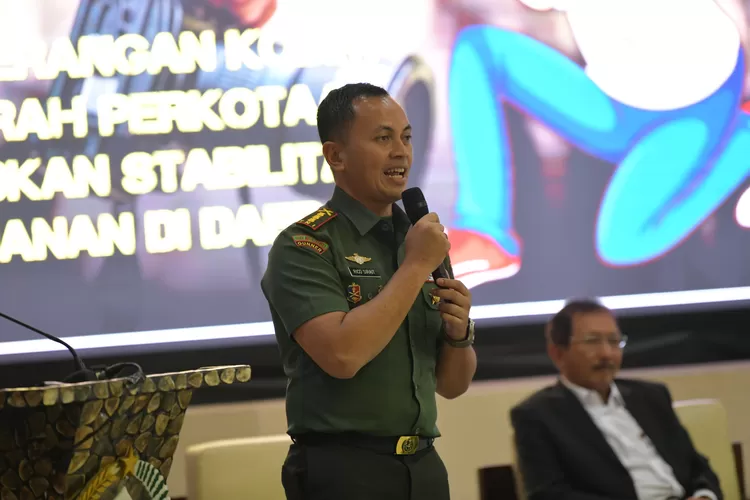 Dandim 0507/Bekasi, Kolonel Arm Rico Ricardo Sirait, turut serta sebagai narasumber utama di acara Focus Group Discussion (FGD) yang berlangsung di Aula Gajah Mada Gedung A, Mako Pusterad, Jalan Cilangkap, Jakarta Timur, pada Rabu (25/10/2023). (FOTO: Kodim 0507/Bekasi)