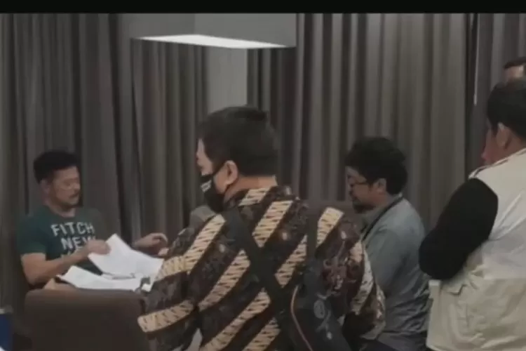 Setelah sampai di Jakarta, Syahrul Yasin Limpo (SYL) dijemput paksa KPK  (Twitter @Daeng_Info)