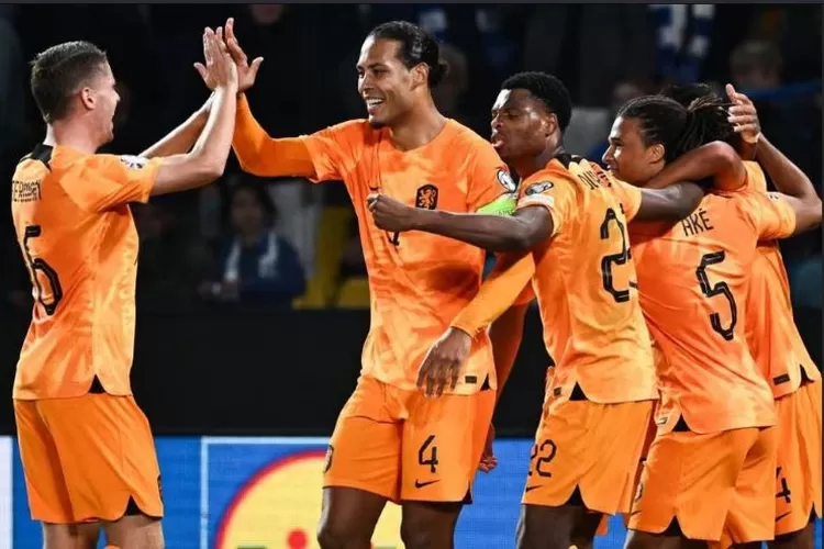 Virgil Van Dijk merayakan gol bersama pemain Belanda lainnya setelah mencetak gol penalti ke gawang Yunani (uefa.com)